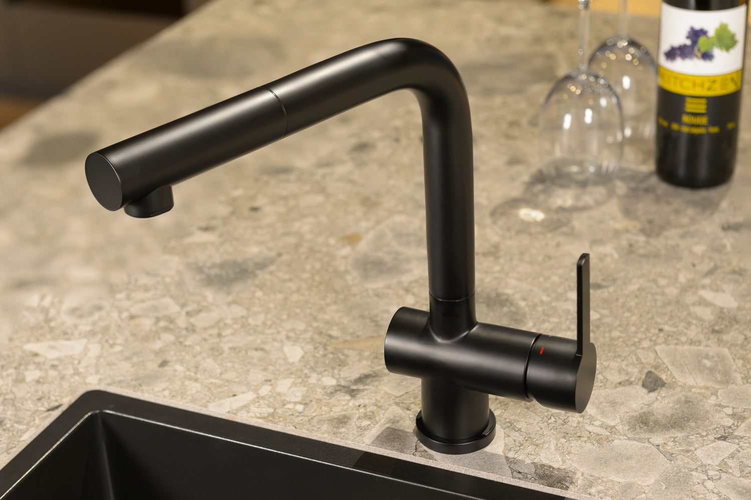Black kitchen tap Mizzo Avori. Pull out spray